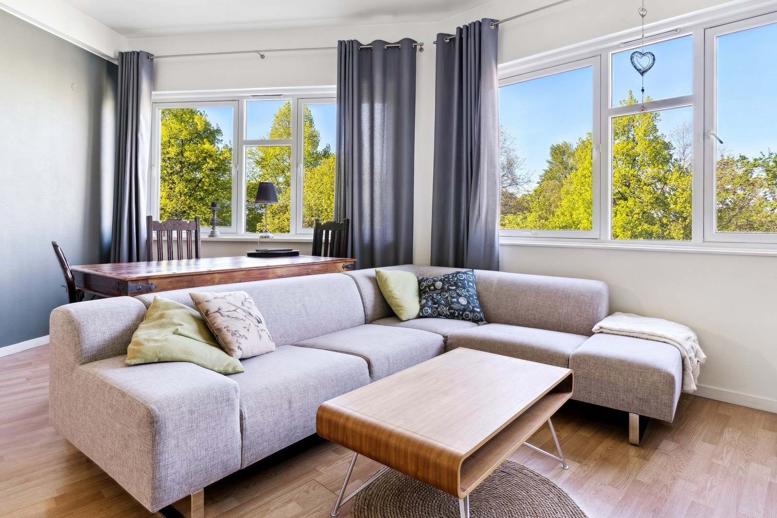 Åpen stue med store vindusflater som gir godt med dagslys og en luftig romfølelse. Galleribilde