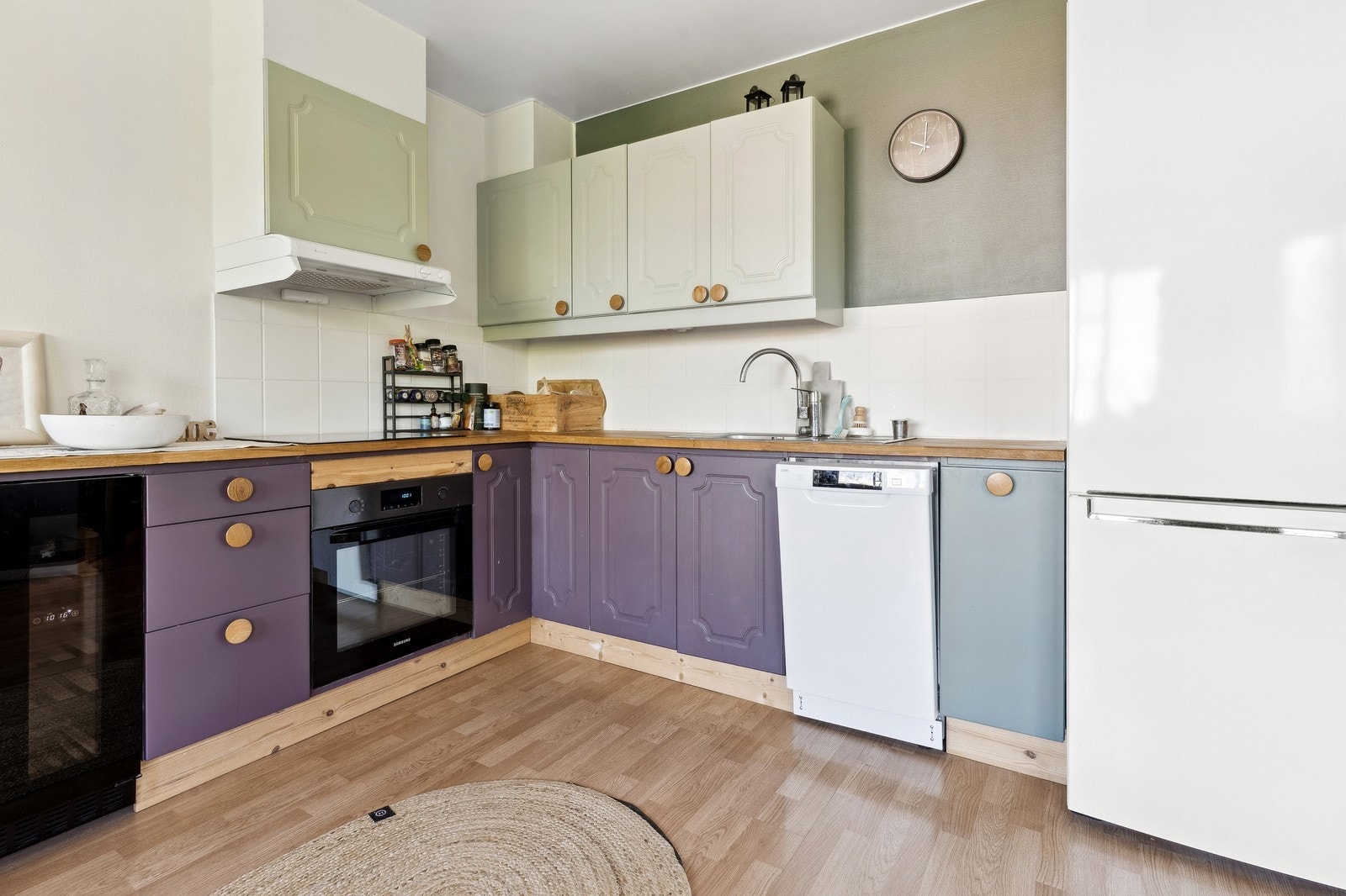 Funksjonelt kjøkken med åpen løsning og god skapplass. Galleribilde