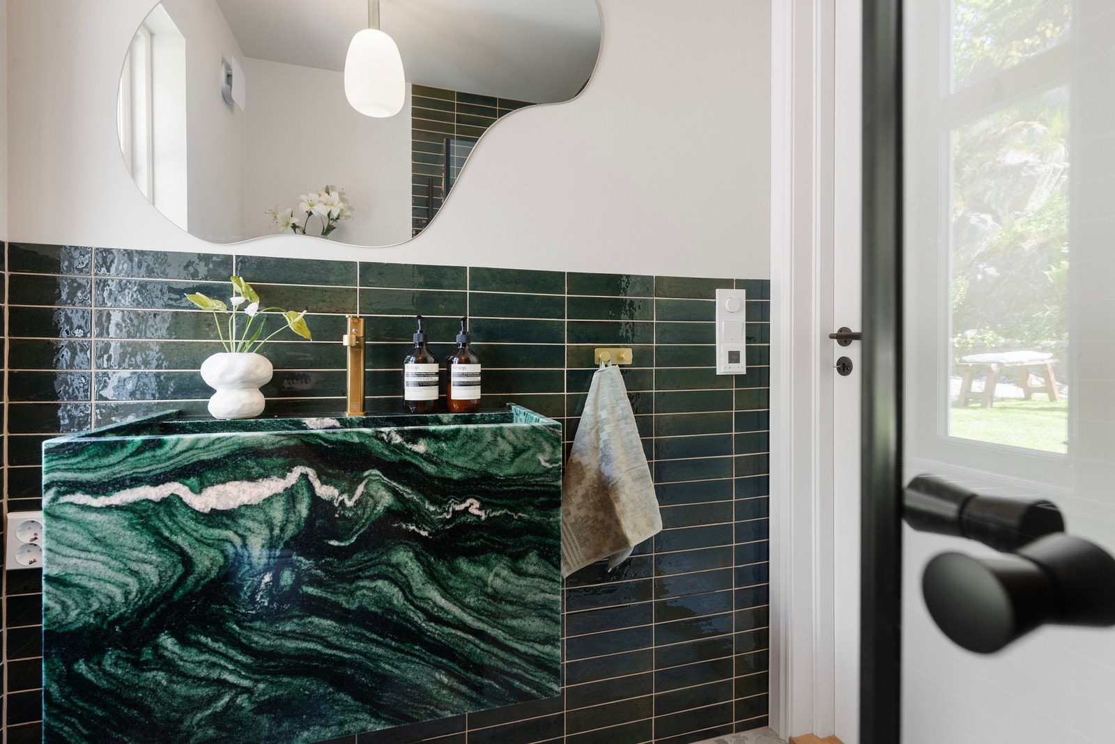 Råstilig servant Galleribilde