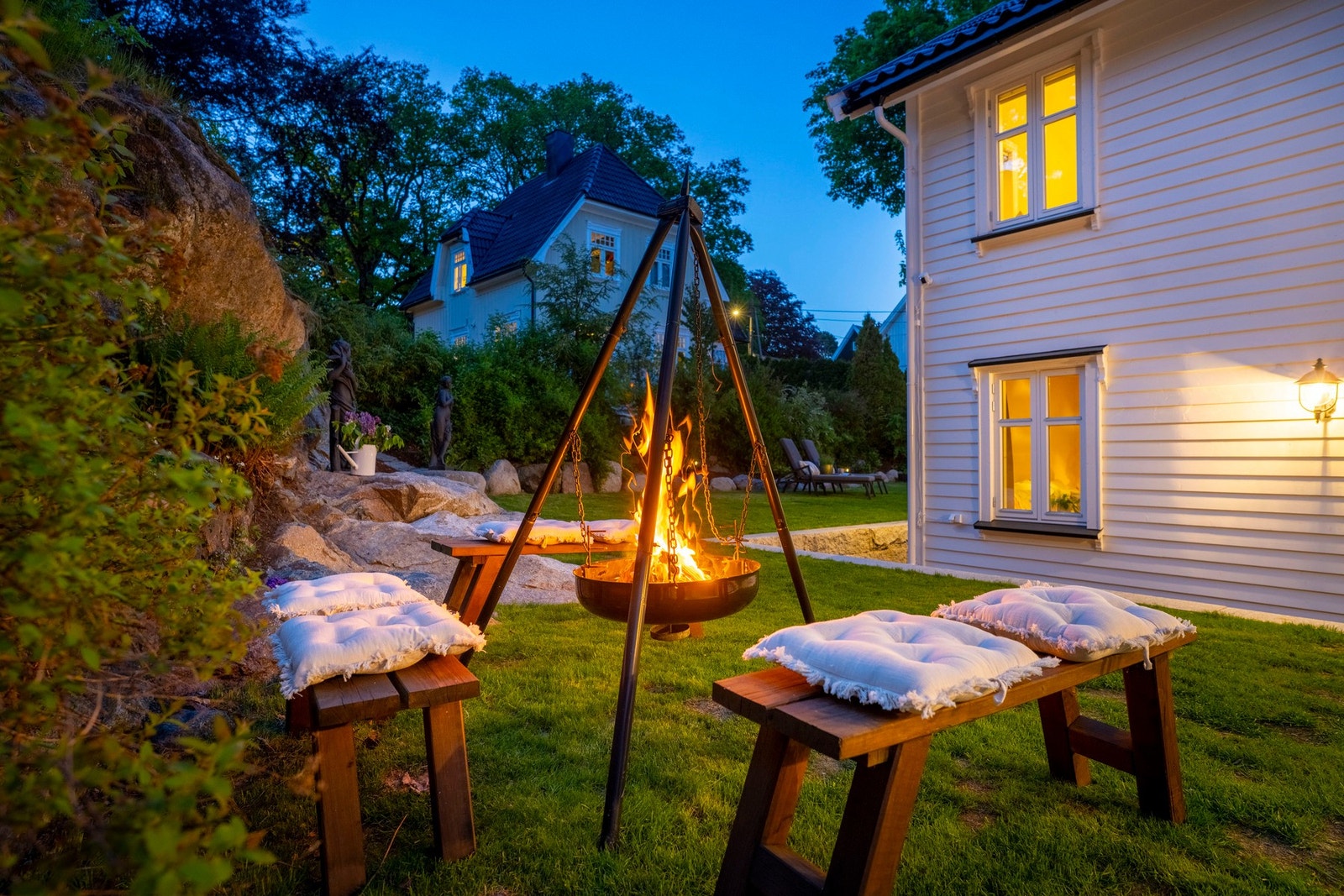 I bakgården kan man tenne bålpannen og sitte usjenert og lunt Galleribilde