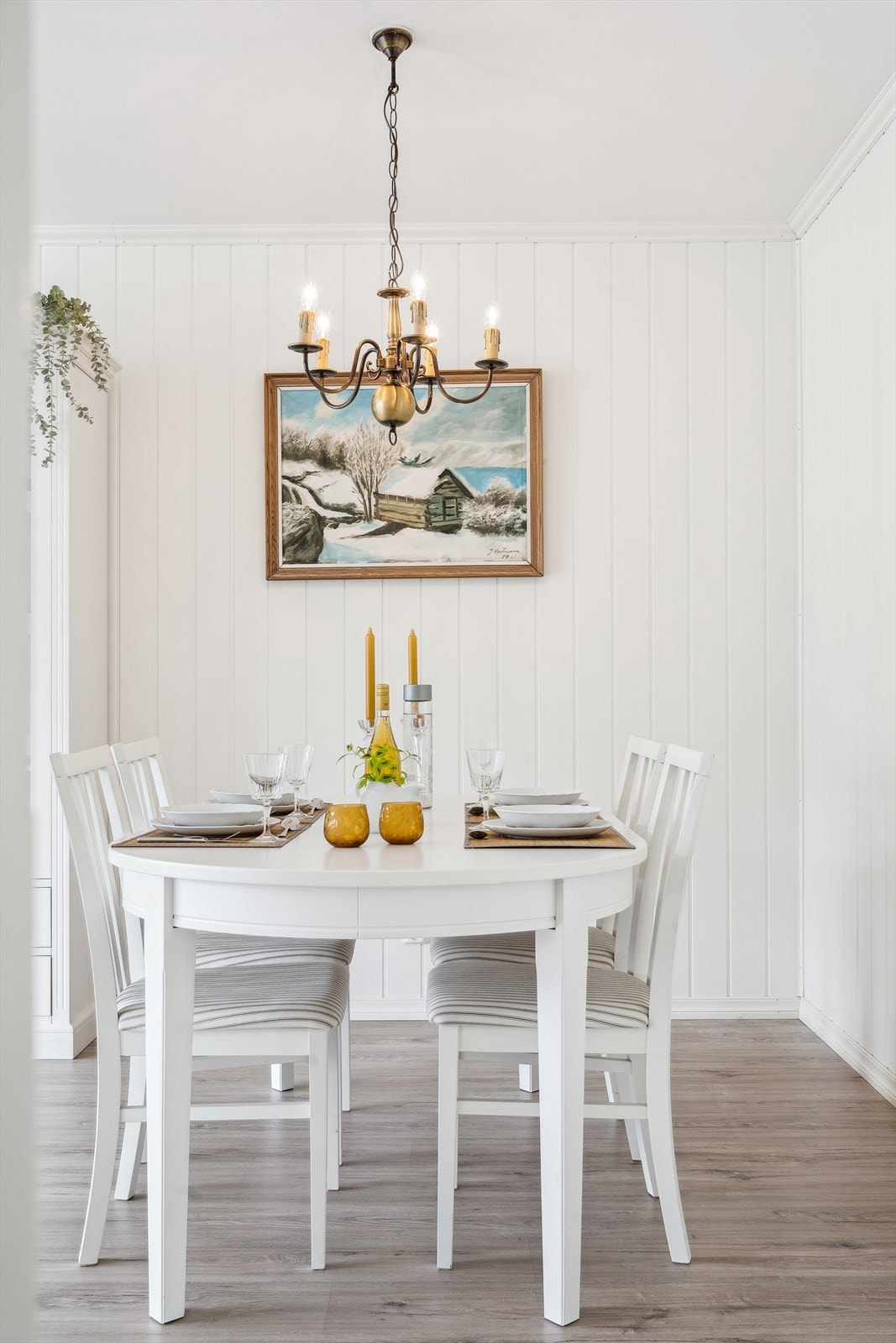 Stuen har plass til en koselig spisegruppe Galleribilde