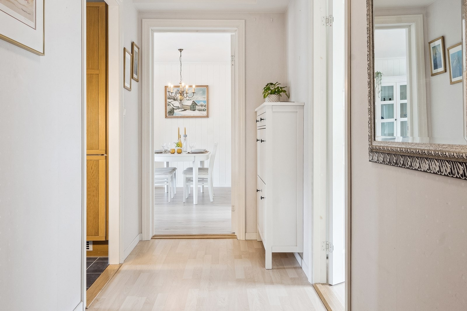 Gang med skyvedørsgarderobe til oppbevaring av yttertøy Galleribilde