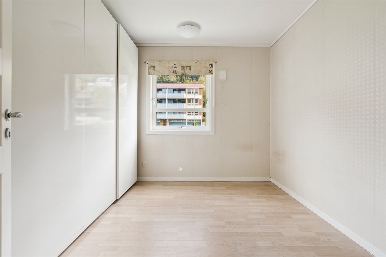 Soverom 1 ca 9,5m² med plass til seng, nattbord og et stort garderobeskap Galleribilde