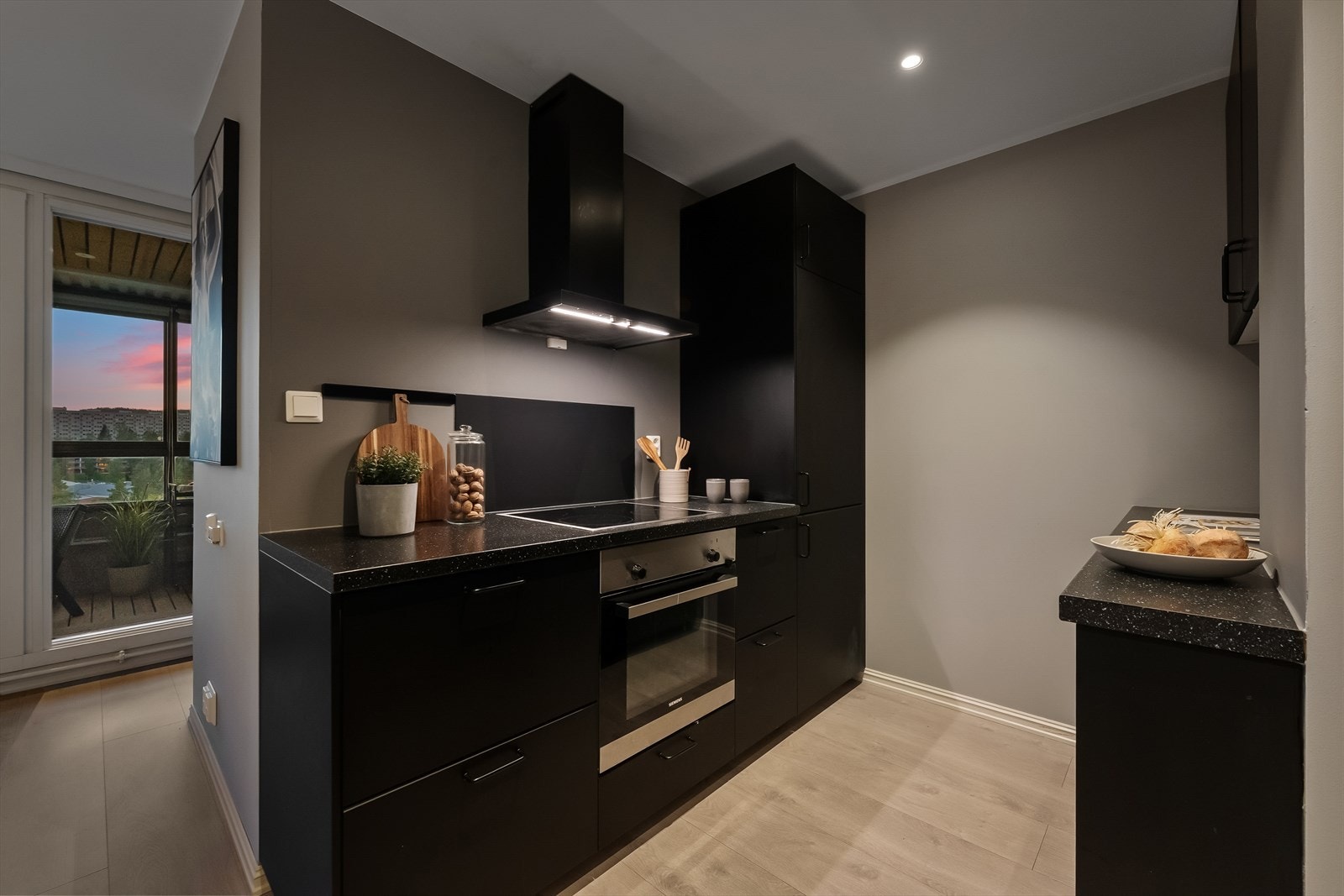 Kjøkkenet ligger i en åpen løsning mot stuen med gode lysforhold. Galleribilde