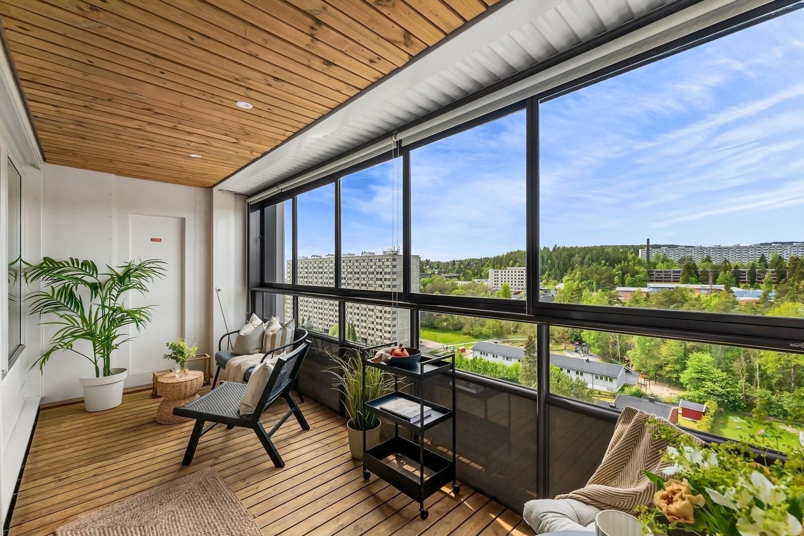 Balkongen har gode møbleringsmuligheter og plass for både sittegruppe og spisebord. Galleribilde