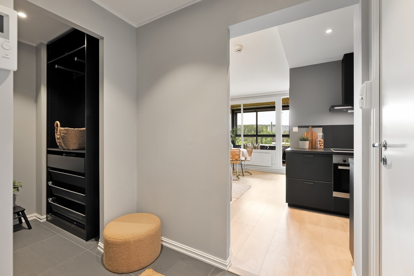 Romslig entré med flislagte gulv og plass til oppheng av yttertøy og sko. Galleribilde