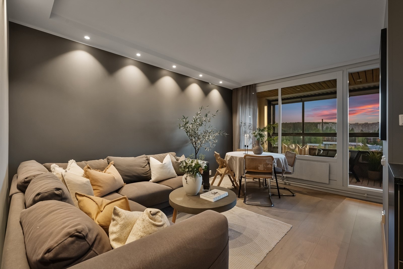 Leiligheten holder en god standard og har nylig blitt malt opp. Det er montert radiator i stuen for lun varme på vinterstid - tilknyttet fjernvarme. Galleribilde