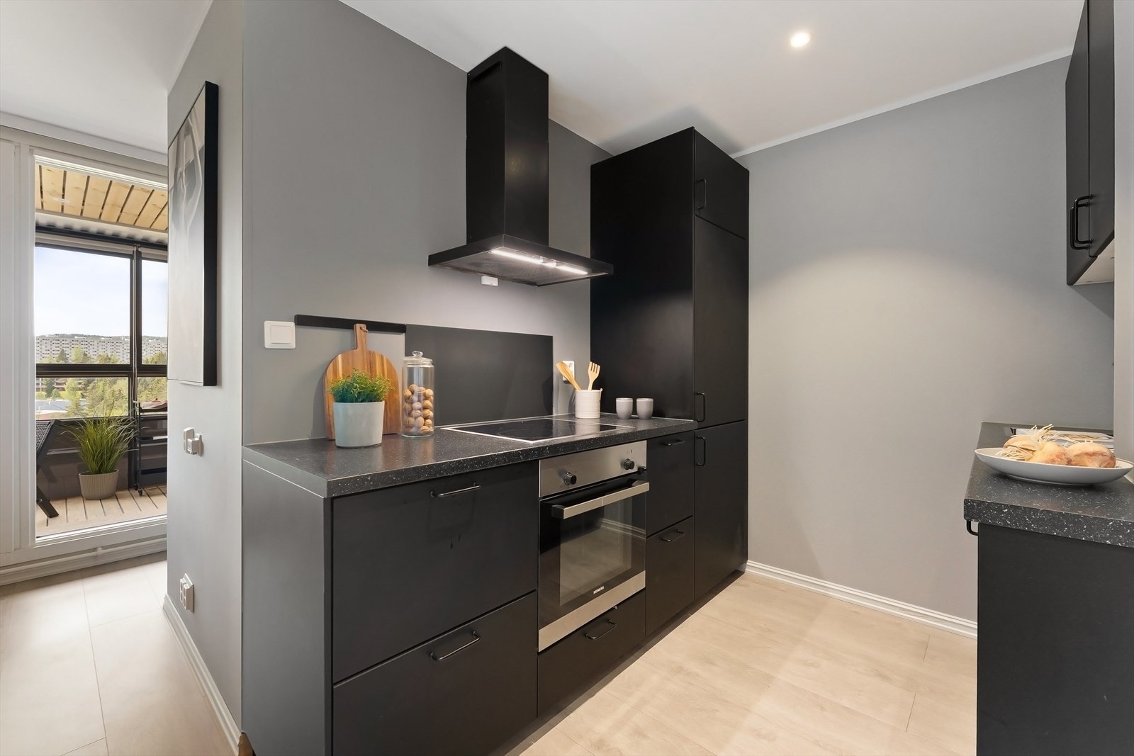 Moderne kjøkken med glatte fronter og laminat benkeplate gir leiligheten et stilrent uttrykk. Galleribilde