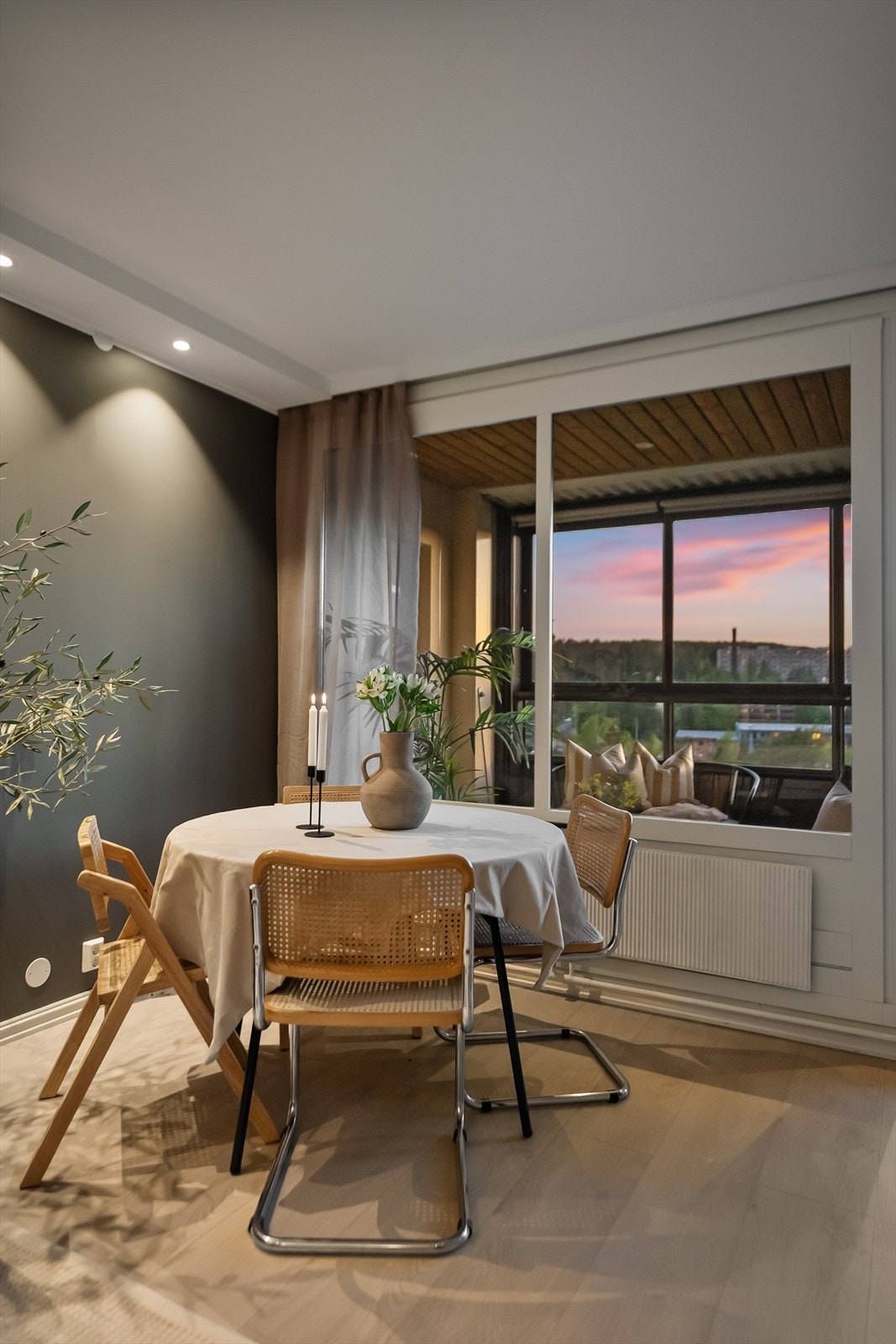 Flott spiseplass i stuen gir rom for hyggelige middagsselskaper med flott utsikt. Galleribilde