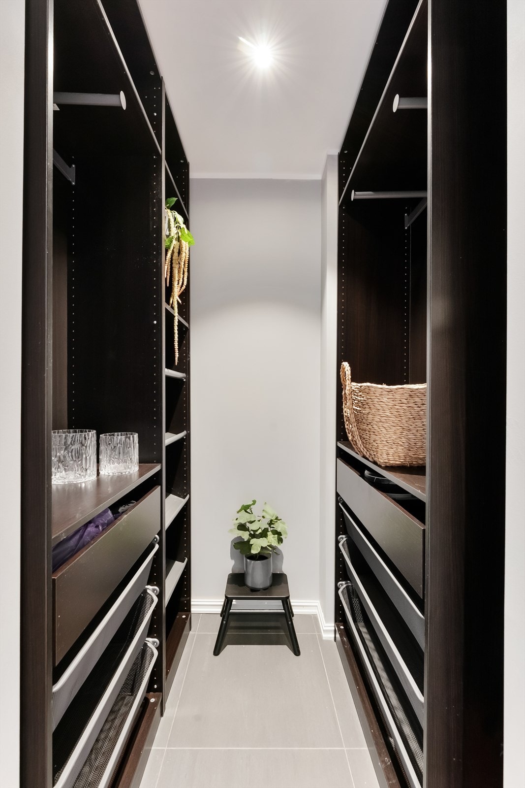 Det er en stor praktisk walk-inn garderobeløsning i entréen med gode oppbevaringsløsninger. Galleribilde