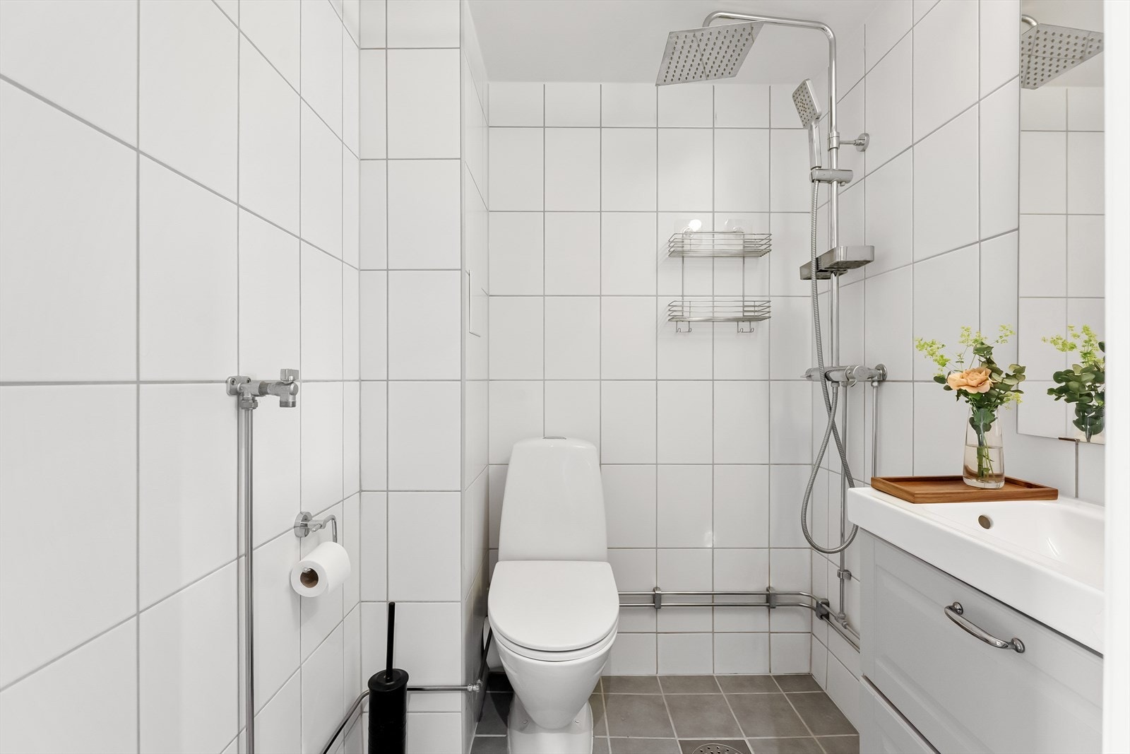 Pent, flislagt baderom fra ca. 2009 med flott innredning. Det er mekanisk avtrekk og opplegg for vaskemaskin. Galleribilde