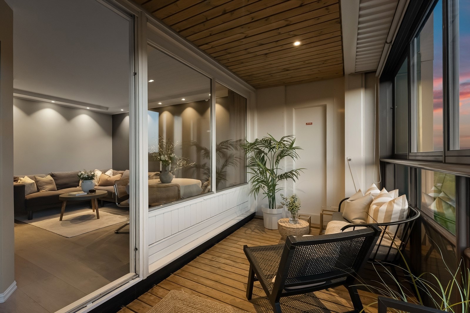 Balkongen blir som en forlengelse av stuen og det er skyvbare glassfelt som gir balkongen ulike preg. Galleribilde