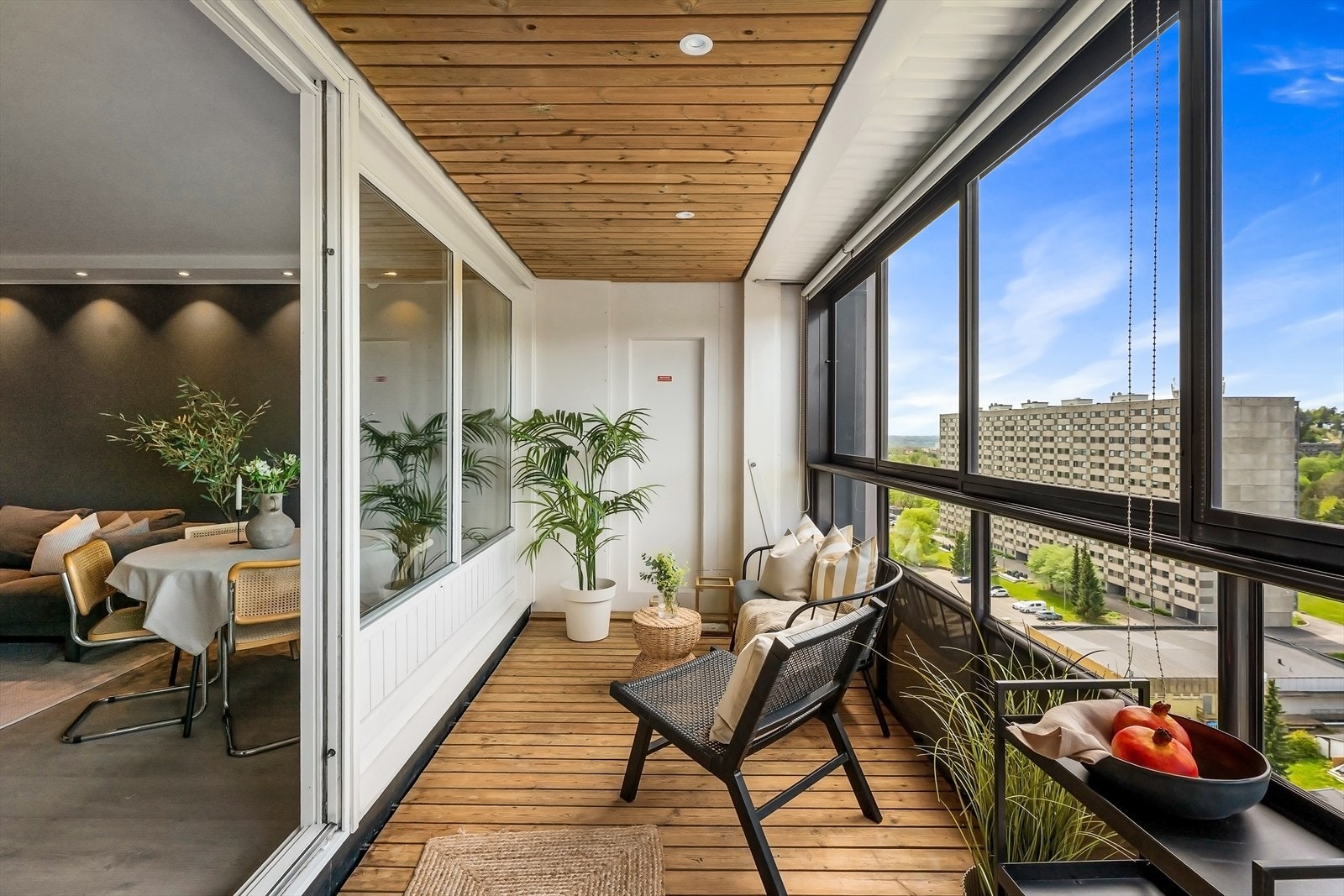 Romslig vestvendt innglasset balkong med adkomst fra stuen på ca. 11 kvm. Galleribilde