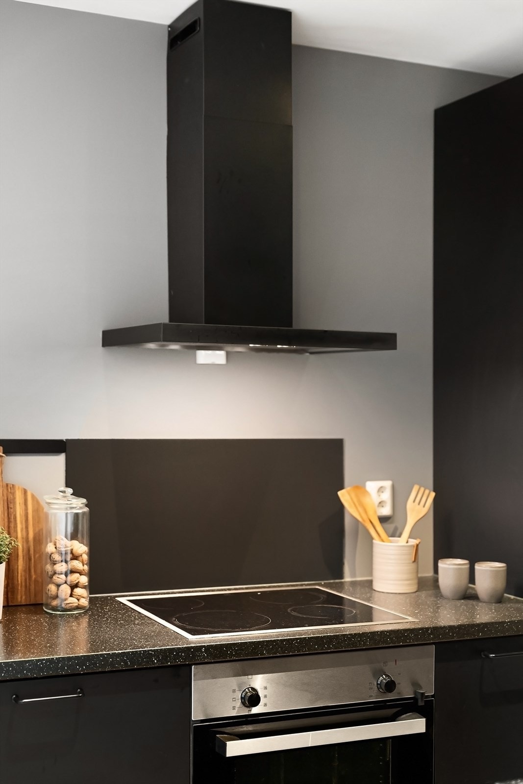 Integrert stekeovn, platetopp, kjøl-frys og oppvaskmaskin. Det er montert komfyrvakt og automatisk vannstopper. Galleribilde