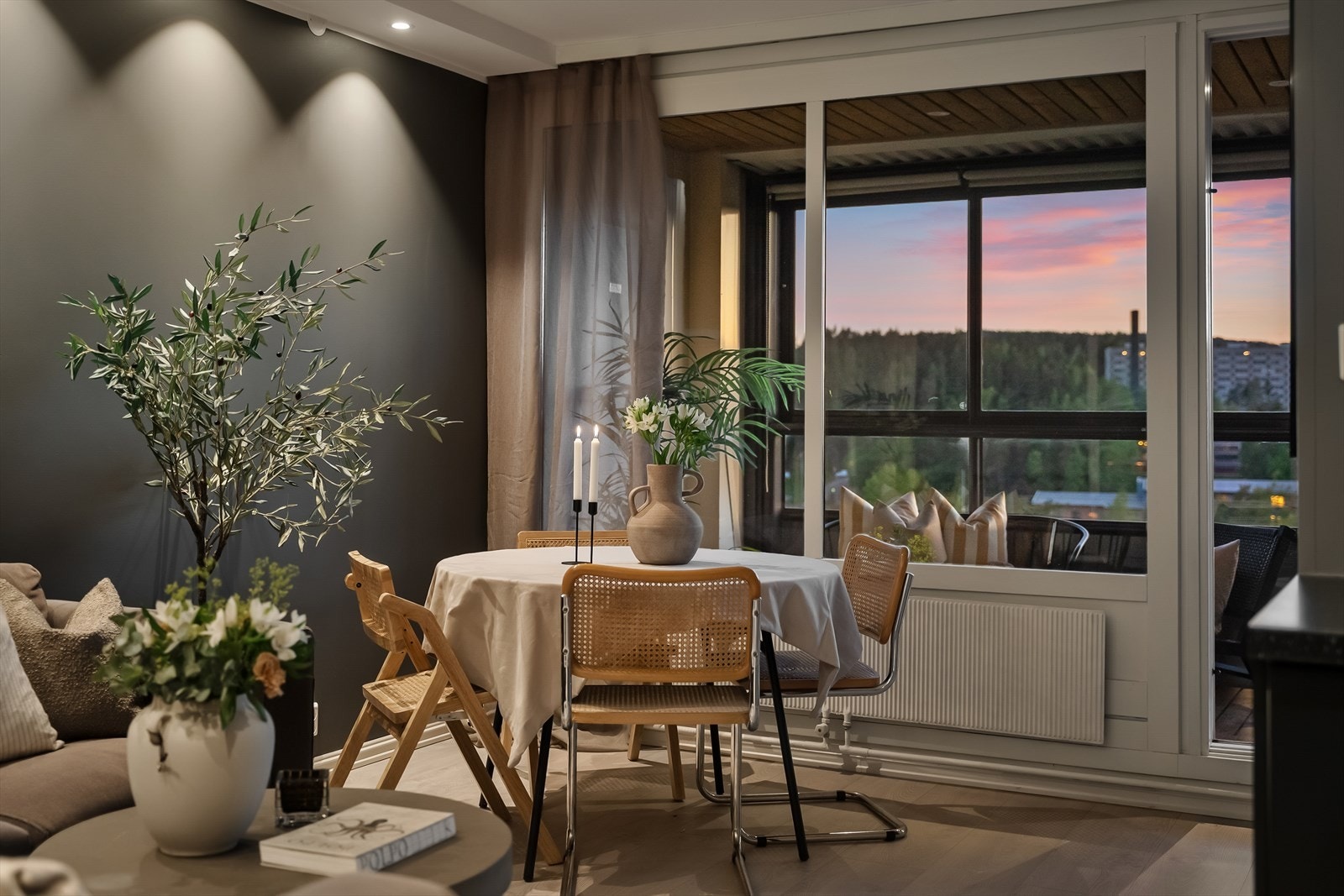 Leiligheten har en god intern beliggenhet i byggets 12 etasje med heisadkomst til etasjeplan. Galleribilde