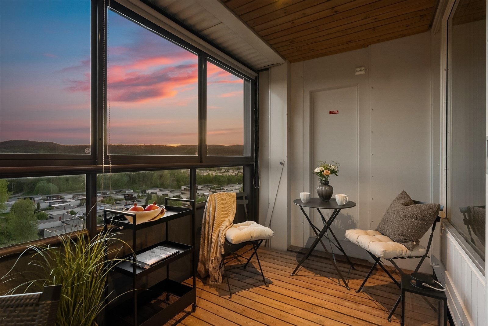 Fra balkongen har du hyggelig utsyn også på kveldstid. Galleribilde