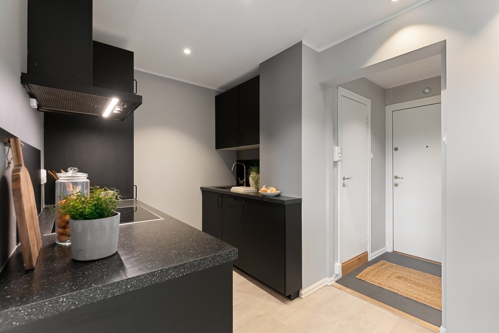 Delikate, lyse gulvoverflater mot nymalte vegger gir leiligheten et flott uttrykk. Galleribilde