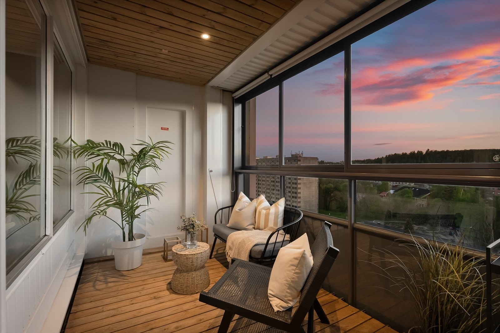 Leiligheten har en stor innglasset vestvendt balkong med gode sol og utsiktsforhold. Galleribilde