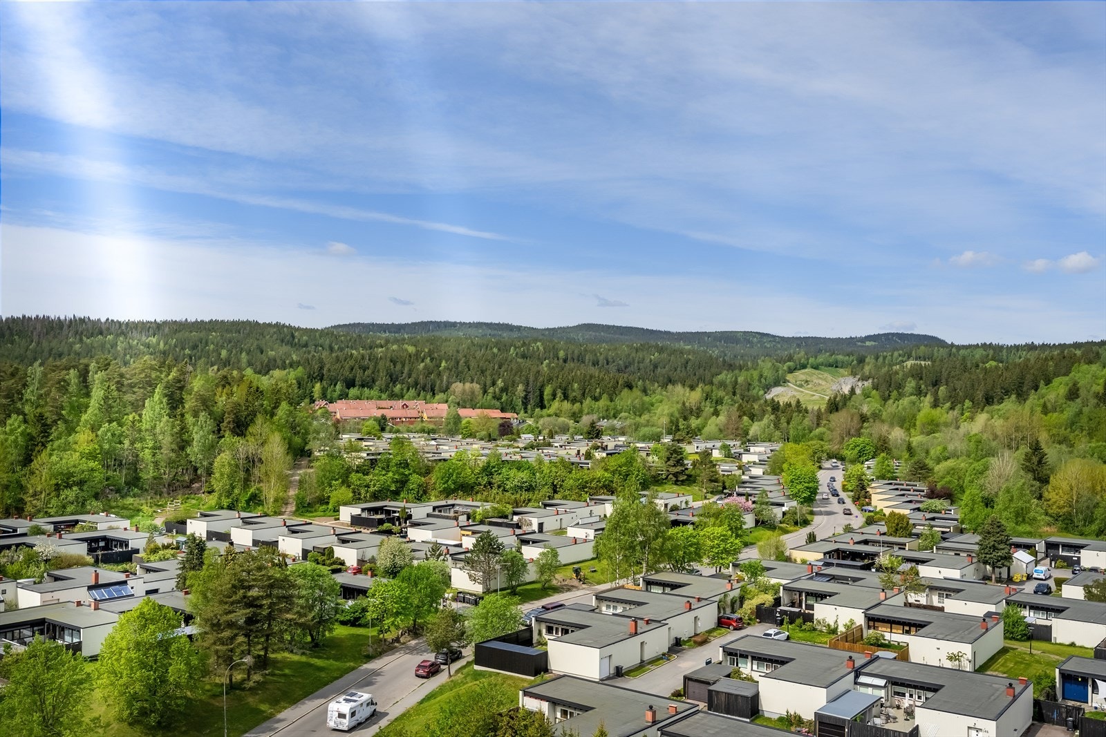 Fra balkongen er det flott utsikt over nærområdet - her bor du høyt og fritt uten innsyn. Galleribilde
