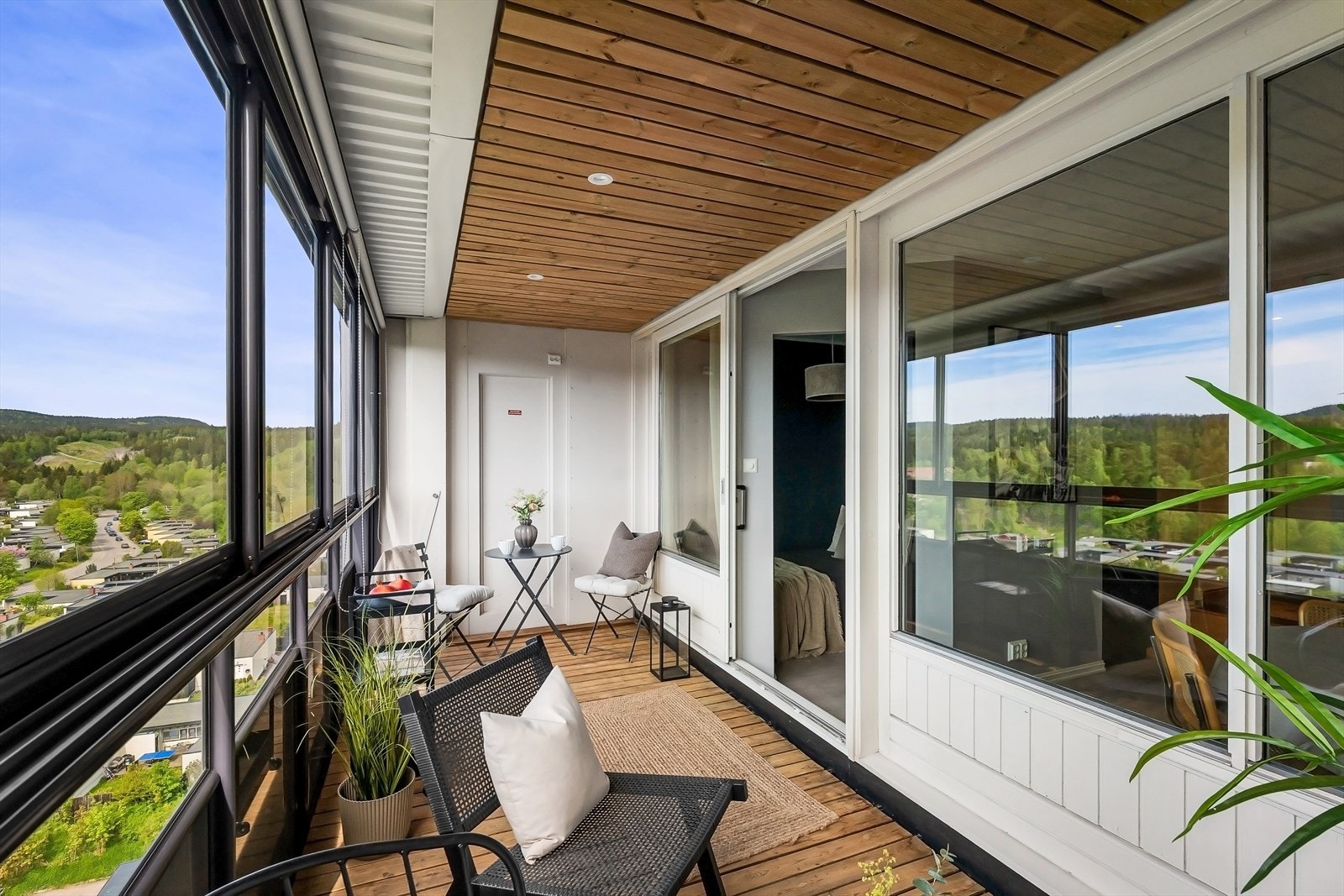 Ballkongen har spotlights i tak og terrassebord på dekke. Galleribilde