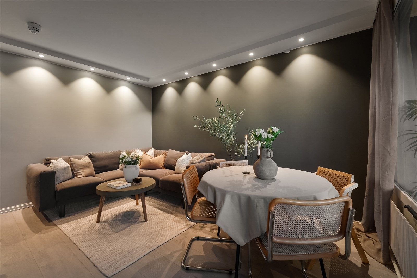Stuen har god plass til både sofa og spisebord. Det er godt med belysning fra spotlights i himlingen. Galleribilde