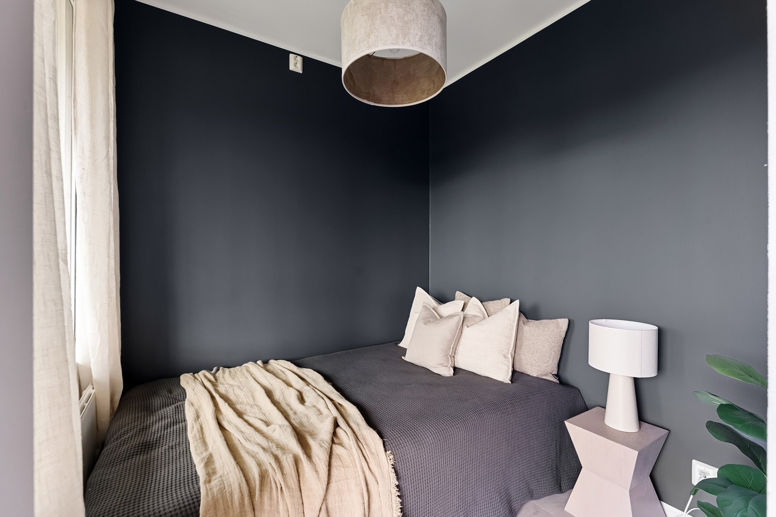 Praktisk skjermet sovealkove med inngang fra stuen med stort vindu. Det er montert radiator på rommet for lun varme. Galleribilde