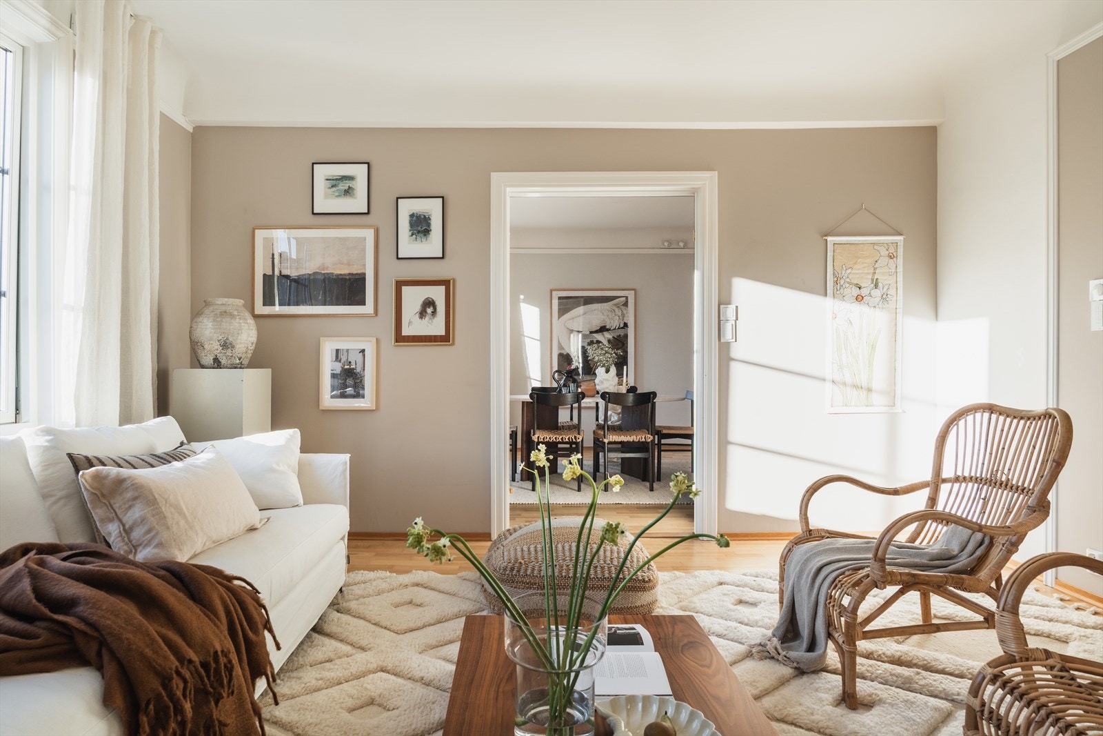 Leiligheten har en meget fin intern beliggenhet i 4. etasje på hjørnet med masse naturlig lys og fin utsikt Galleribilde