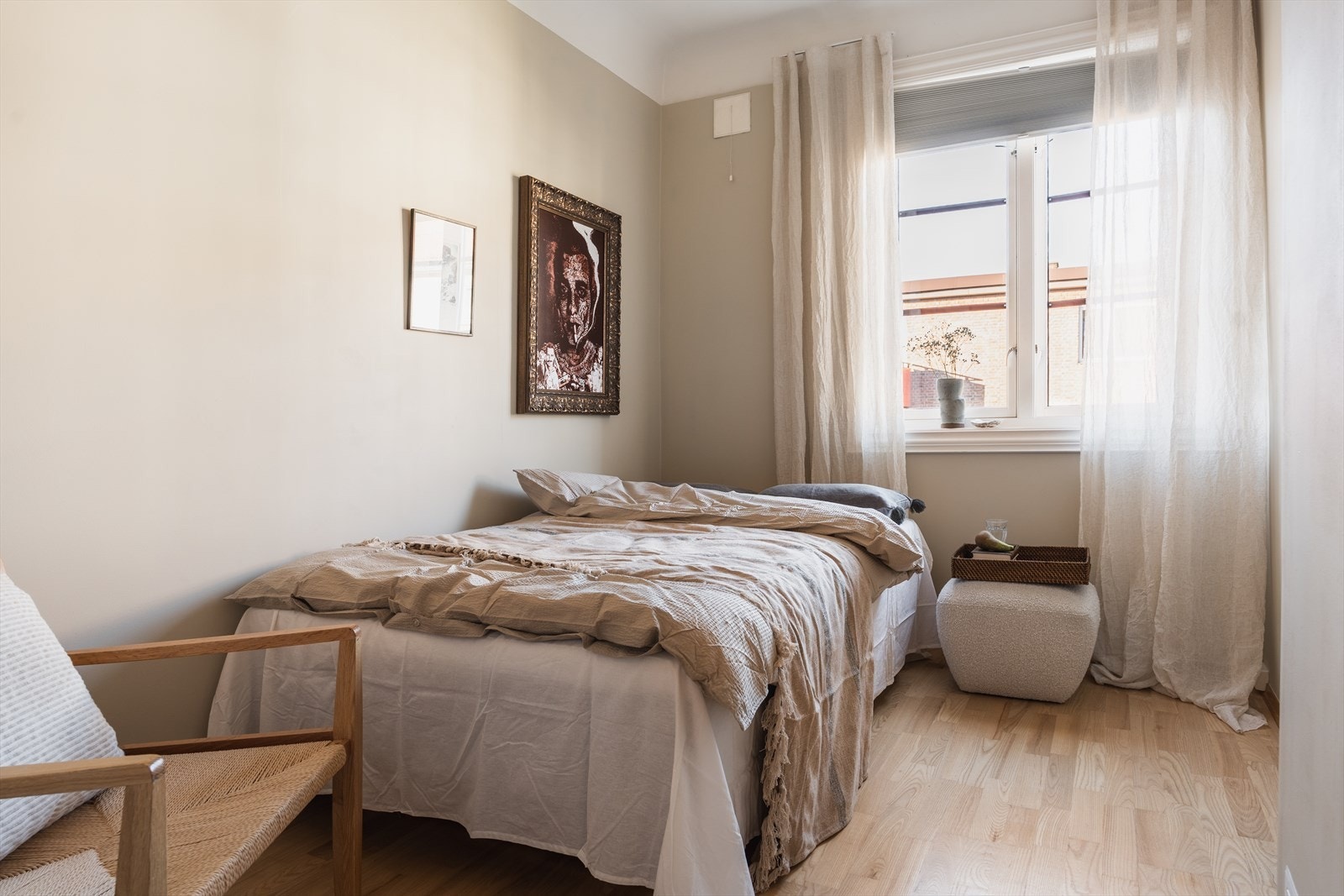 Alle tre soverom er av god størrelse med god plass til seng og oppbevaring Galleribilde