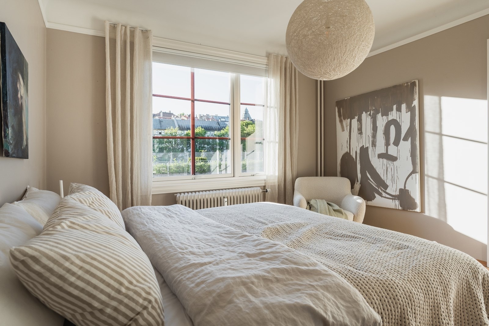 Leiligheten har tre romslige soverom - Hovedsoverommet har direkte adkomst til et romslig omklednings rom. Galleribilde