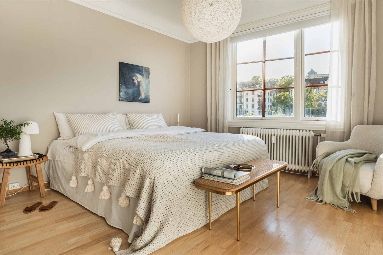 Lyst og romslig soverom med god plass Galleribilde