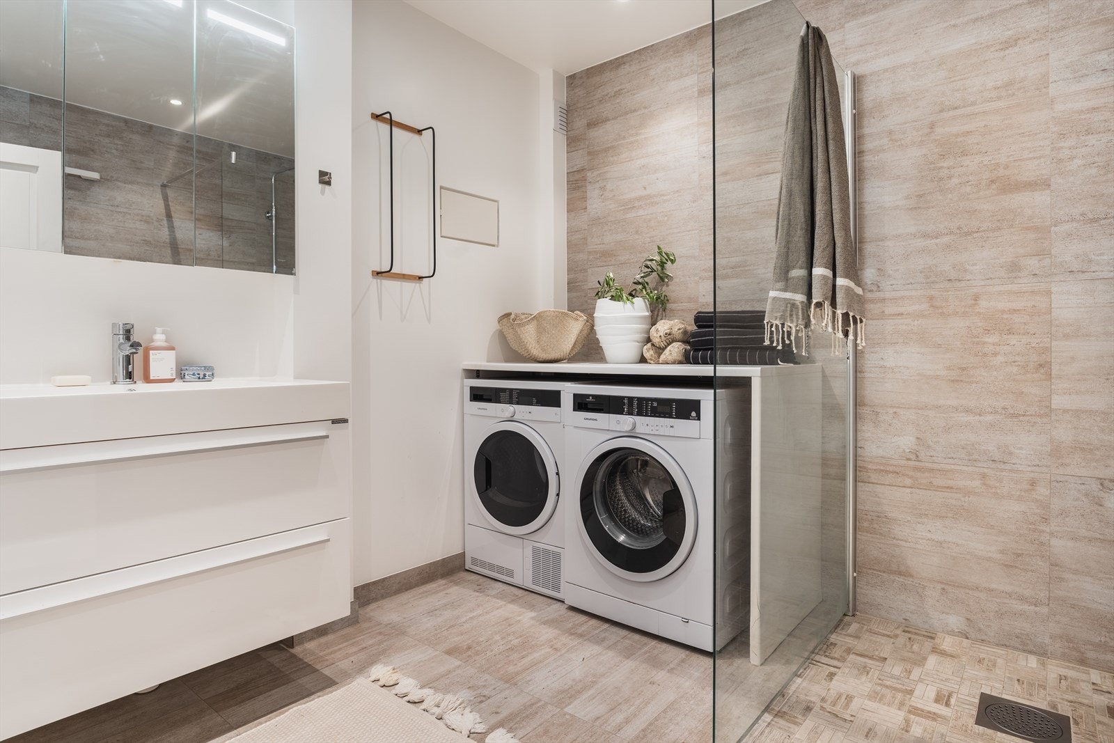 Leilighetens bad ble oppgradert i 2017 i forbindelse med gårds rørs oppgraderinger. Det er flislagte vegger, malt himling med innfelte downlights og støpt gulv med elektriske varmekabler Galleribilde