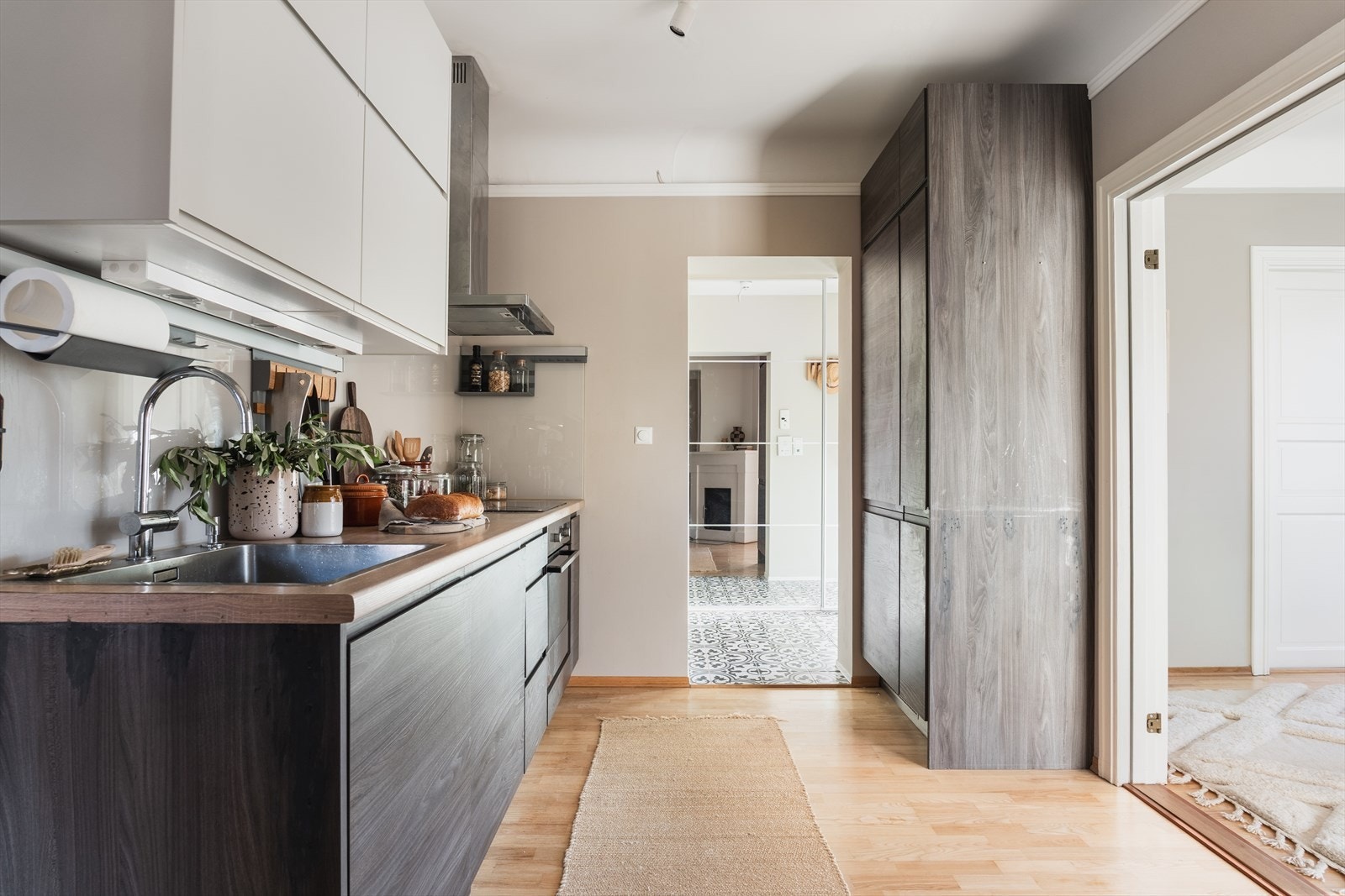 Integrerte hvitevarer fra Electrolux (induksjonstopp, stekeovn, oppvaskmaskin og kombinert kjøl/frys) Galleribilde