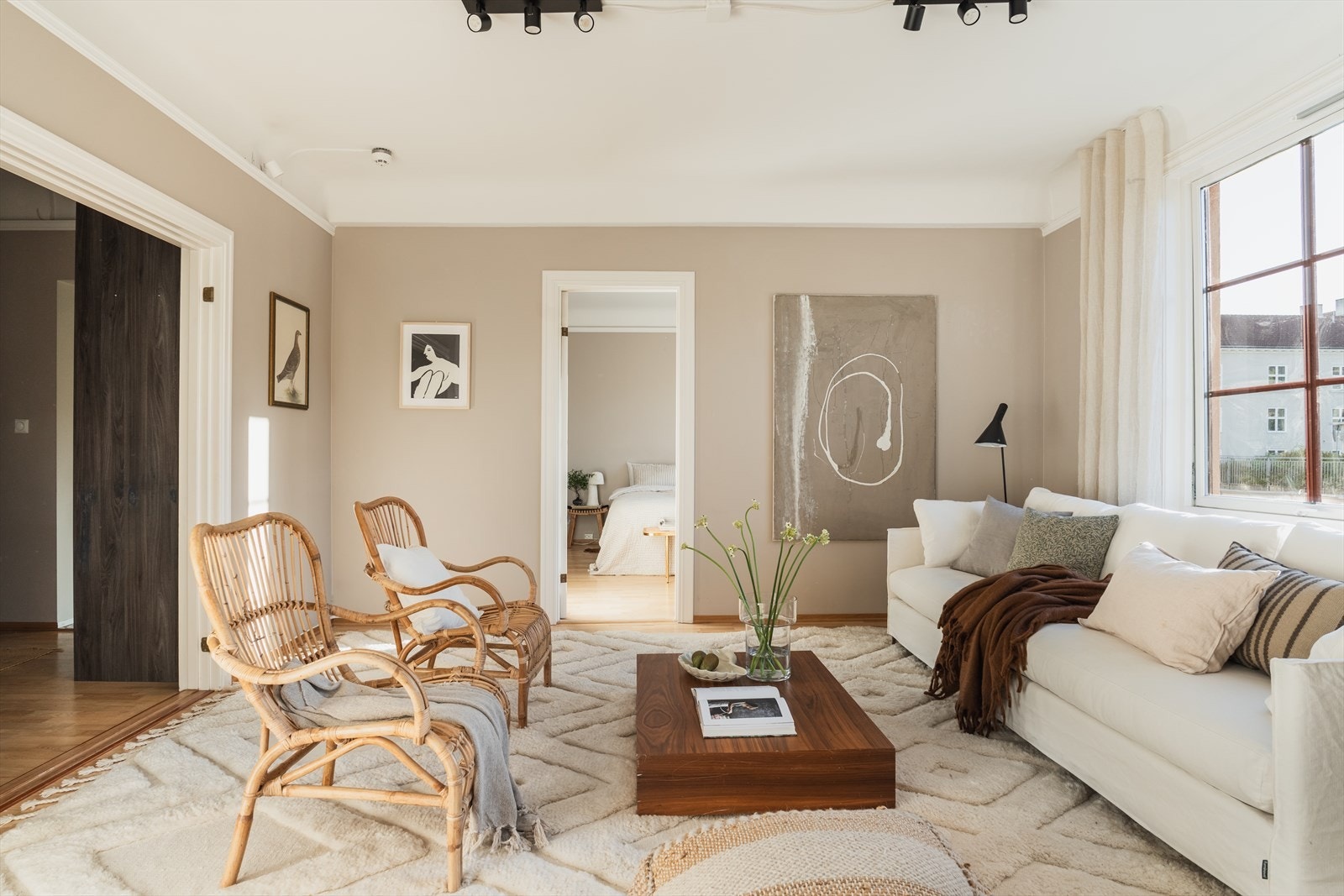 Leiligheten har store luftige rom og god takhøyde Galleribilde