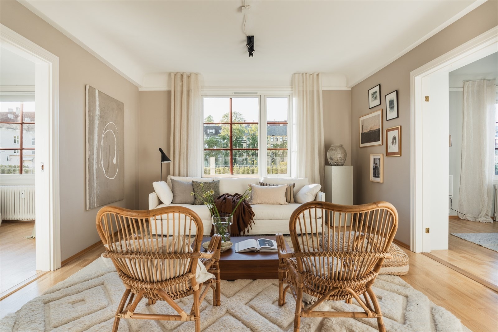 Lys og innbydende 5-roms hjørneleilighet med to stuer, peis og fin beliggenhet. Felles takterrasse og grønn bakgård Galleribilde