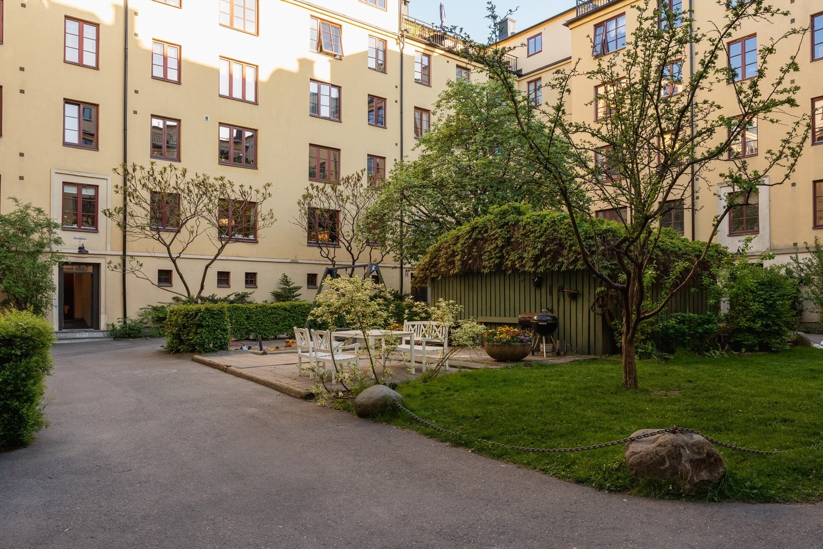 Grønn, hyggelig bakgård Galleribilde