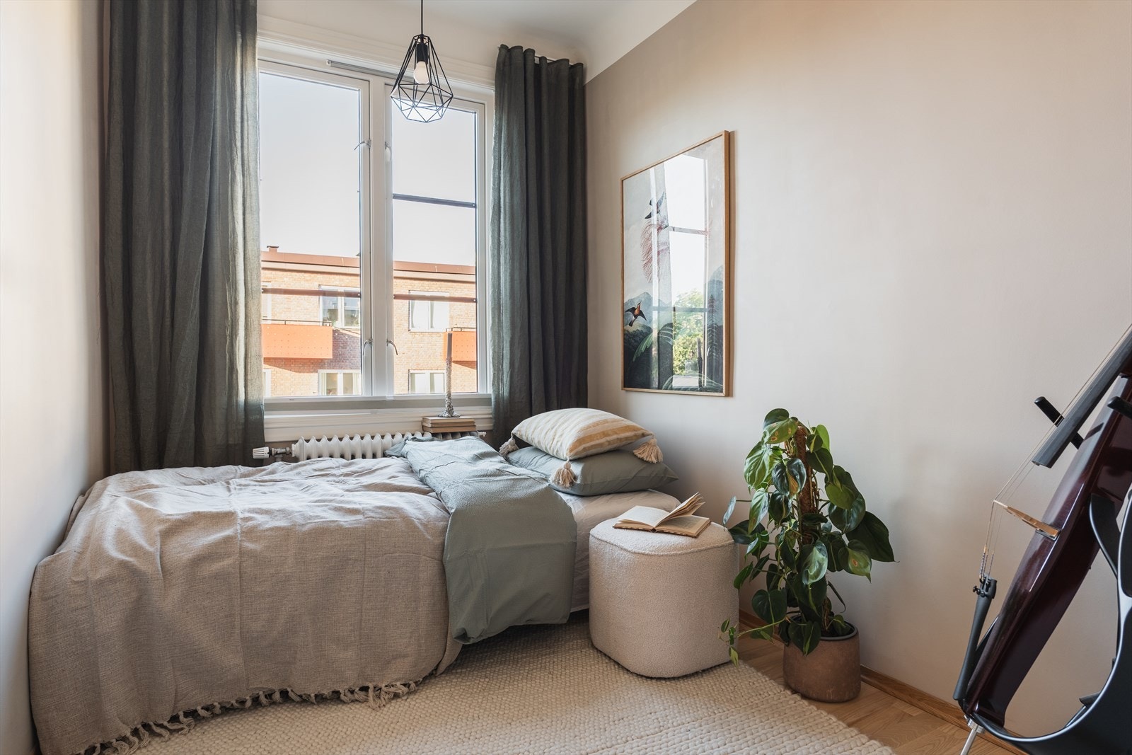 Alle tre soverom er av god størrelse med god plass til seng og oppbevaring Galleribilde