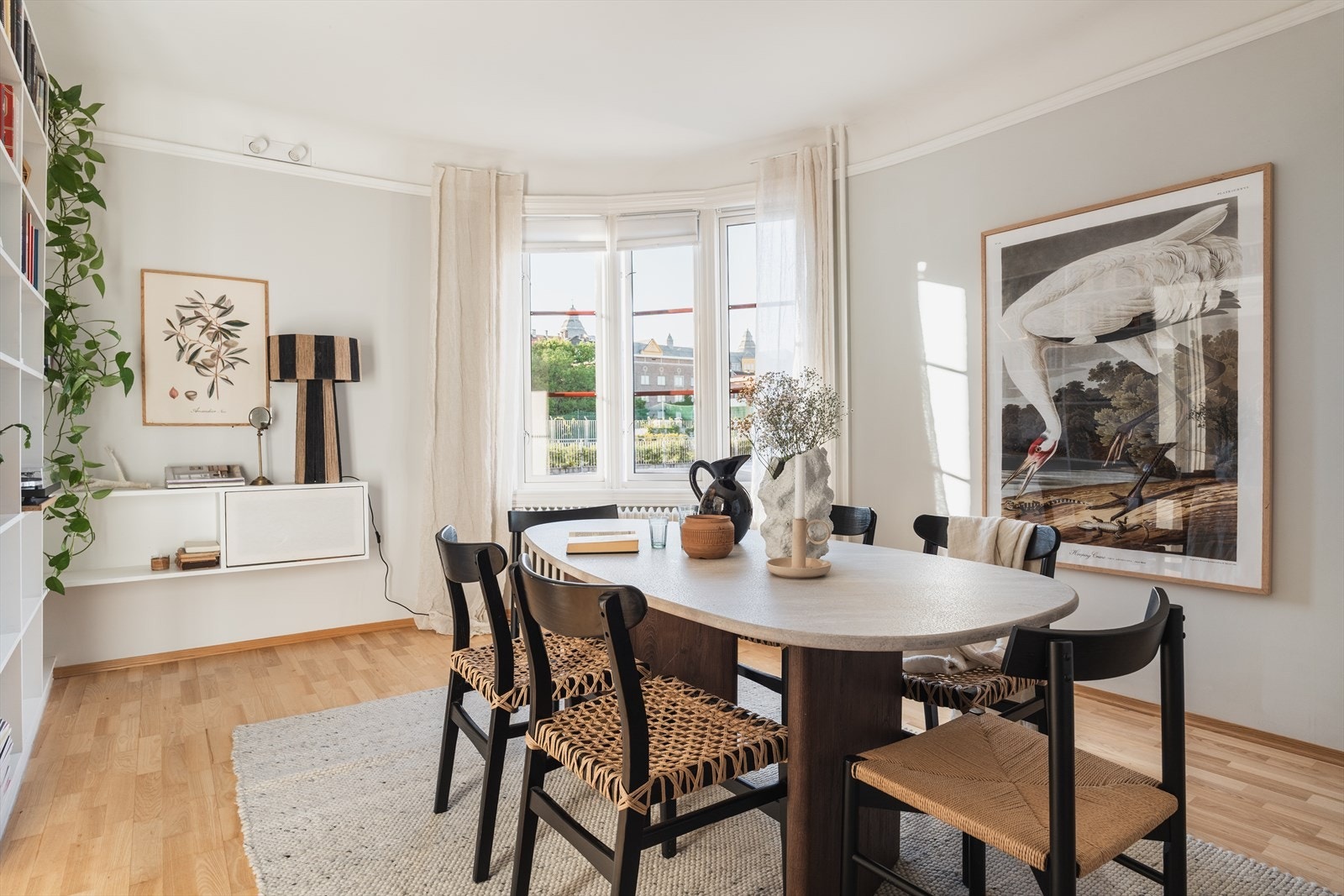 Denne lyse og gjennomgående hjørneleiligheten ligger i 4. etasje i en velholdt bygård fra 1932, beliggende i et av byens mest ettertraktede områder. Galleribilde