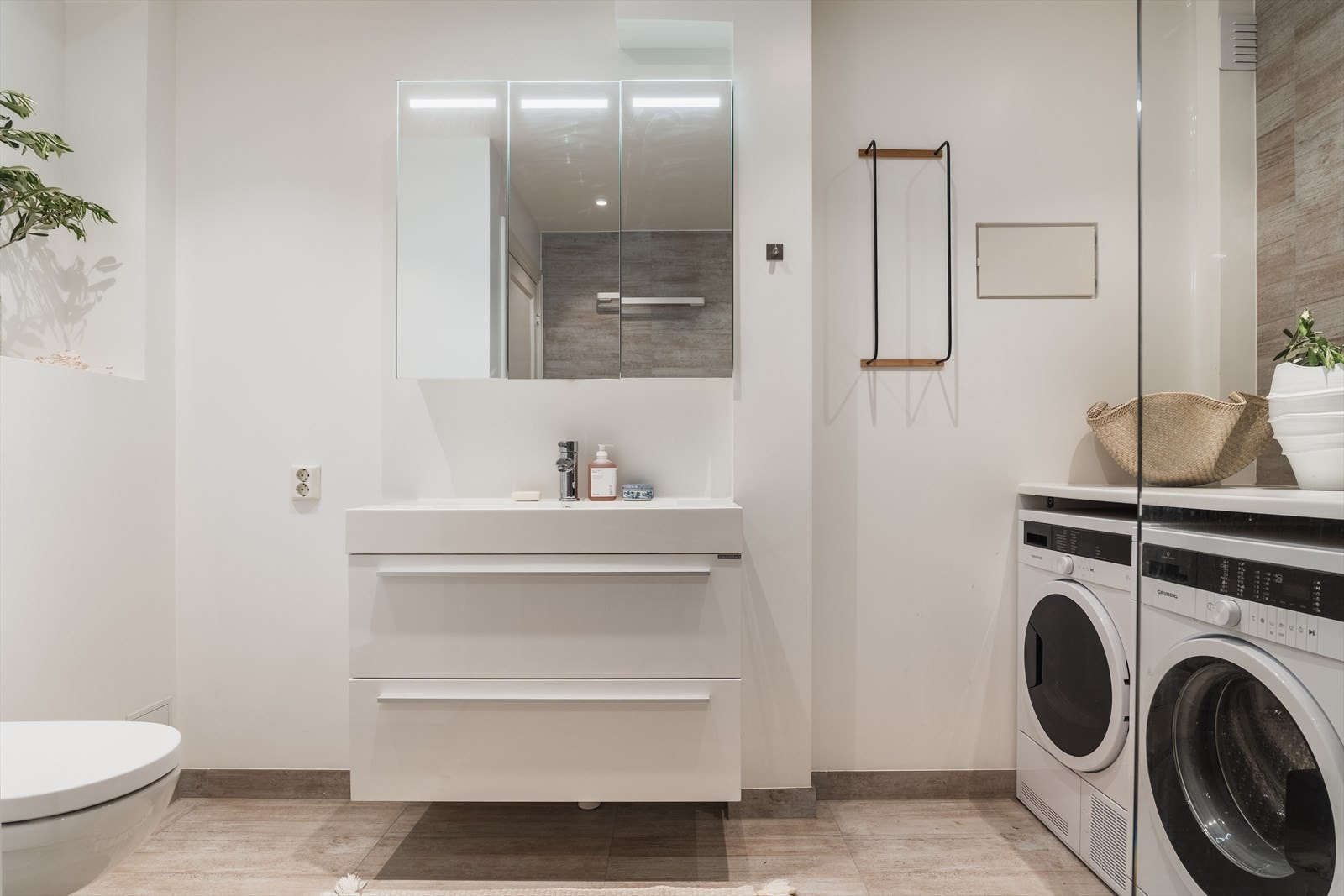 Det er opplegg for vaskemaskin og tørketrommel. Vaskemaskin og tørketrommel kan medfølge ved avtale. Galleribilde