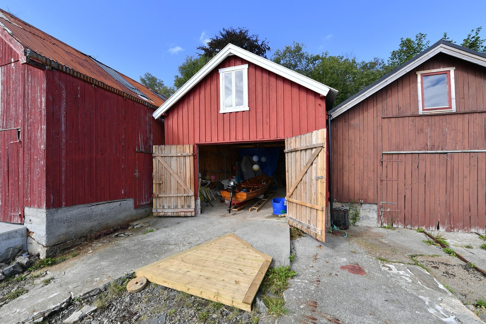 Det er støpt plate inne og delvis rett utenfor. Galleribilde