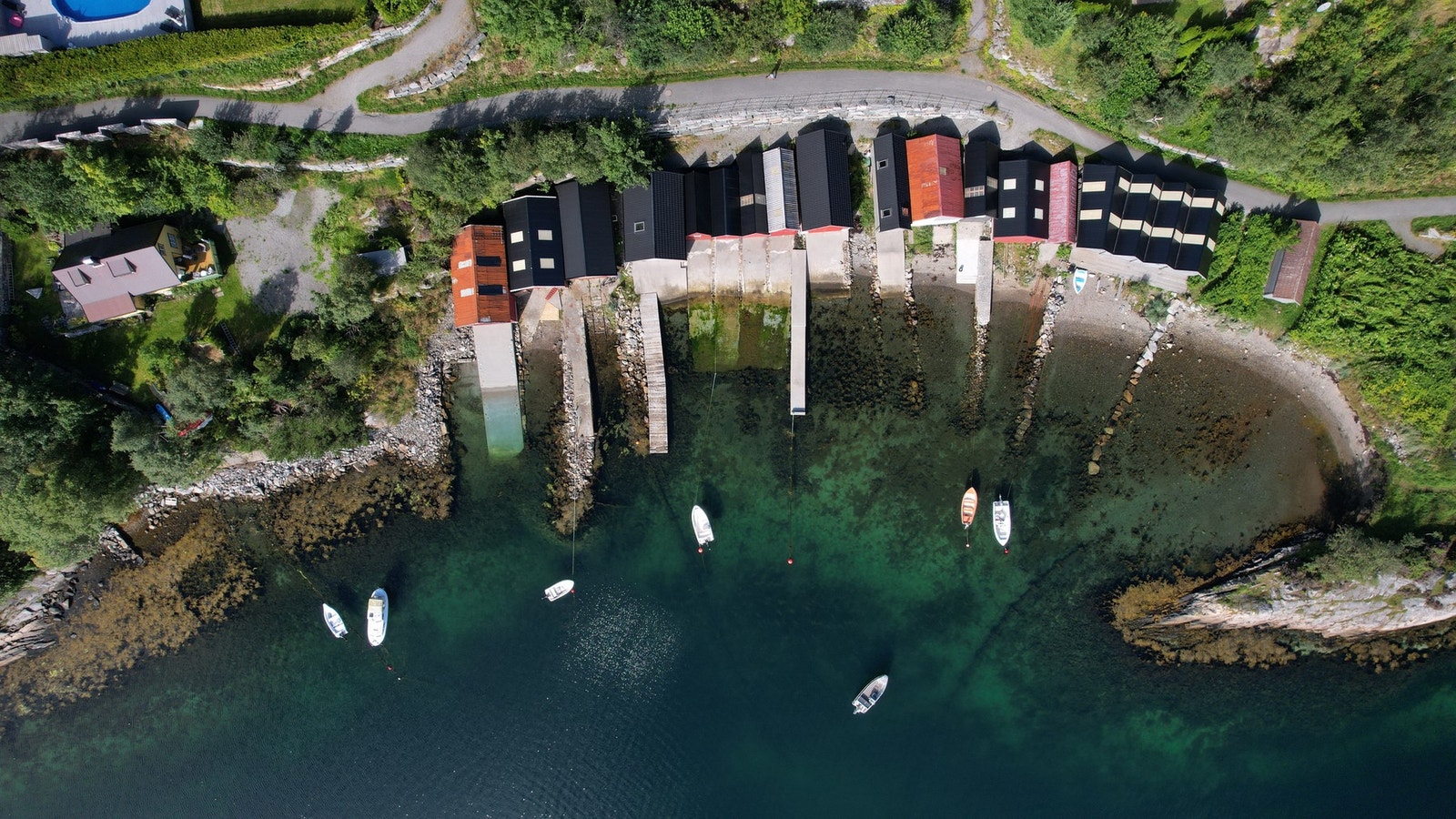 Eiendommen ligger fint til i en naustrekke med "klubben" badestrand og grillplass som nærmeste nabo. Galleribilde