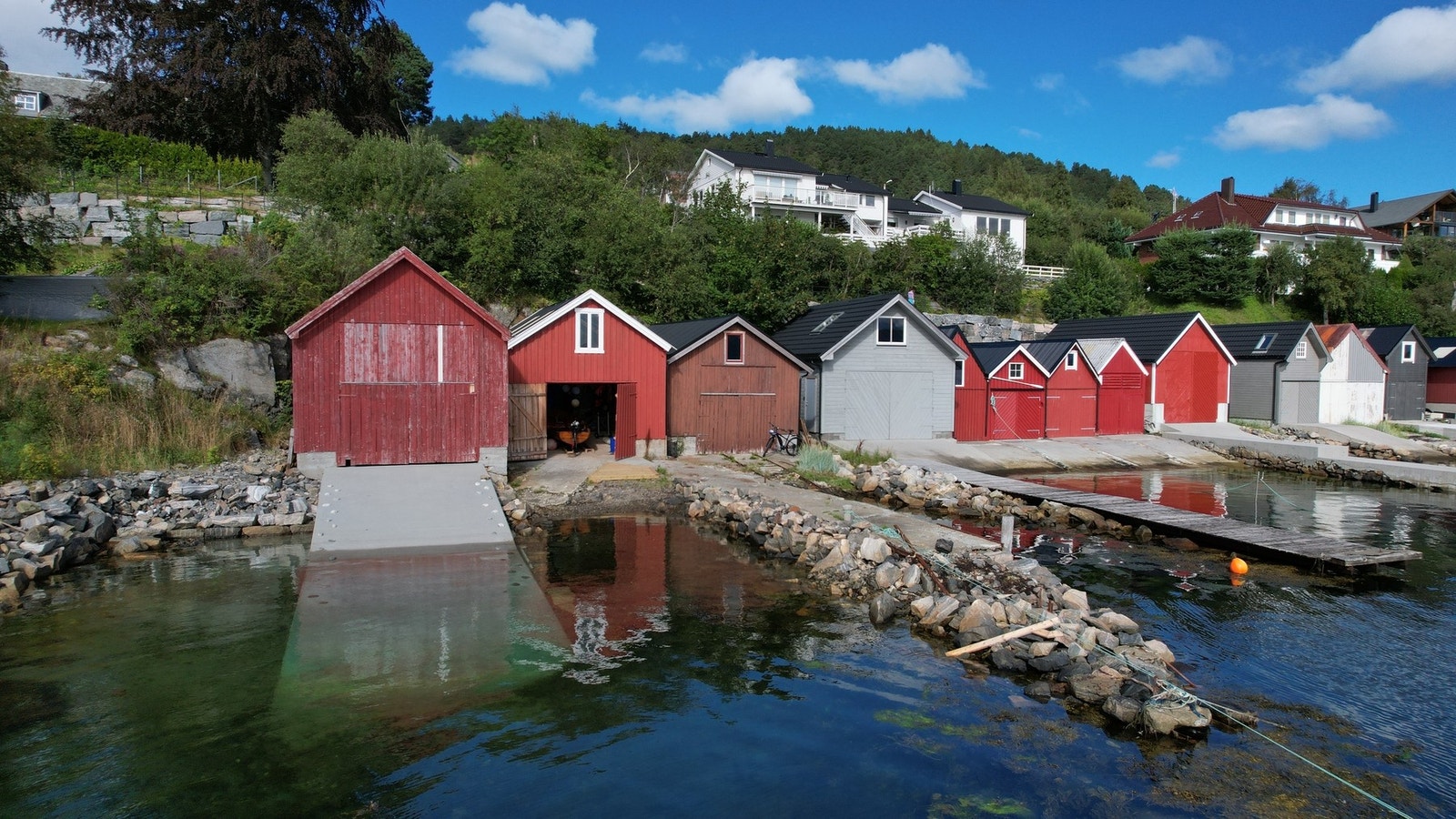 Naustet ligger som nummer to fra venstre med åpne dører. Galleribilde