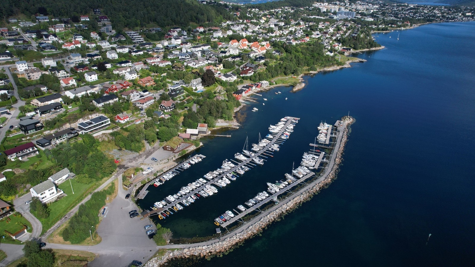 Holmeskjærvika båtforening som nærmeste nabo mot vest. Her er det tilrettelagt for båtlivet. Galleribilde