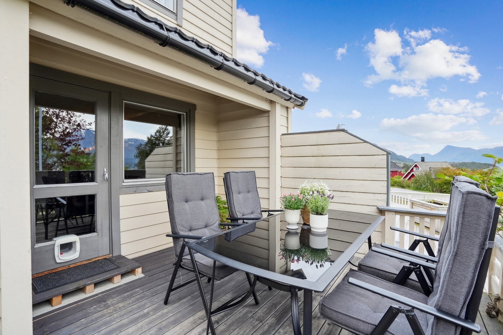 God plass til sittegruppe og grillen. Det er levegg på begge sider av terrassen. Galleribilde