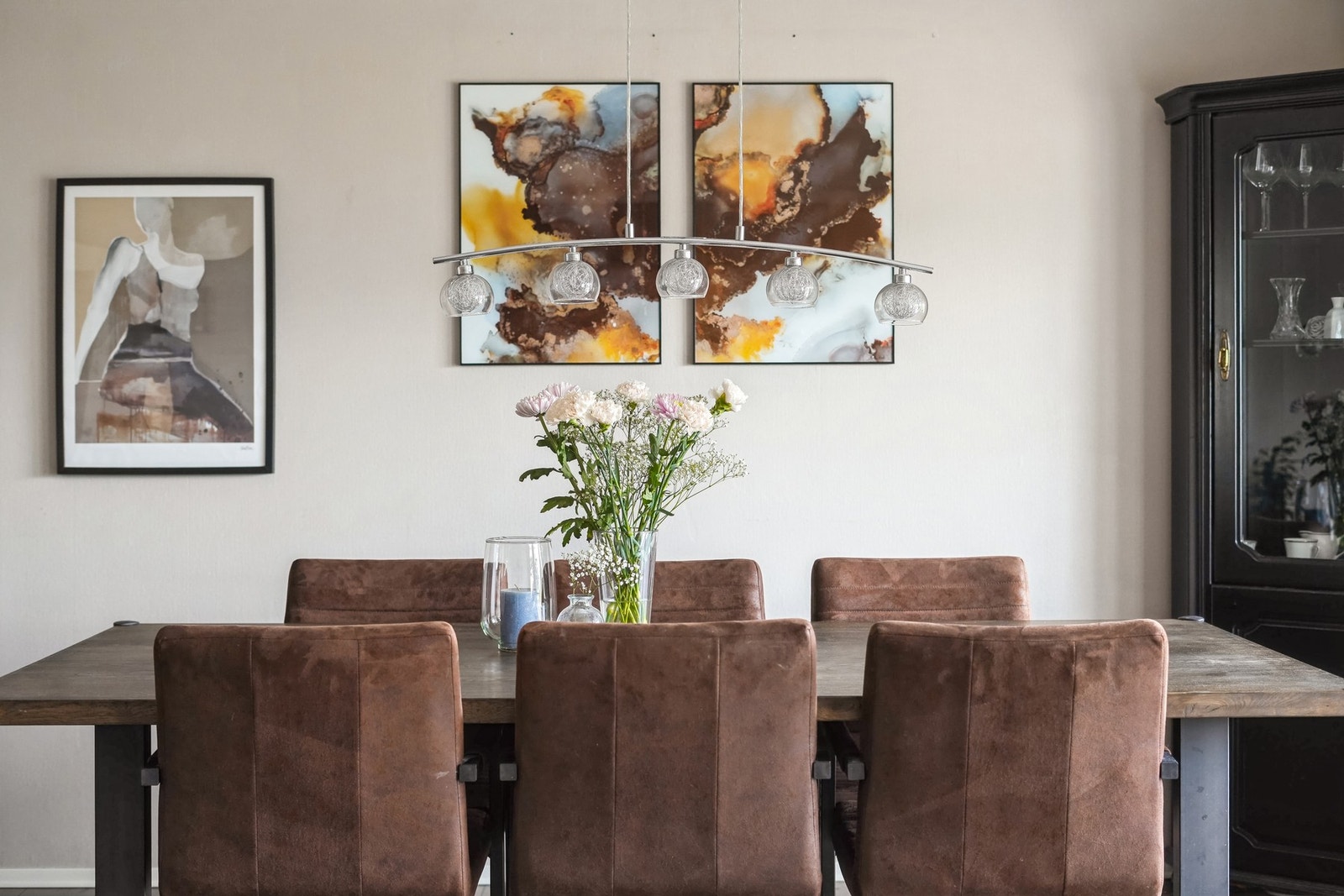 Spisegruppen er et perfekt samlingssted for familie og venner hvor en kan nyte gode måltider eller feire spesielle anledninger. Galleribilde