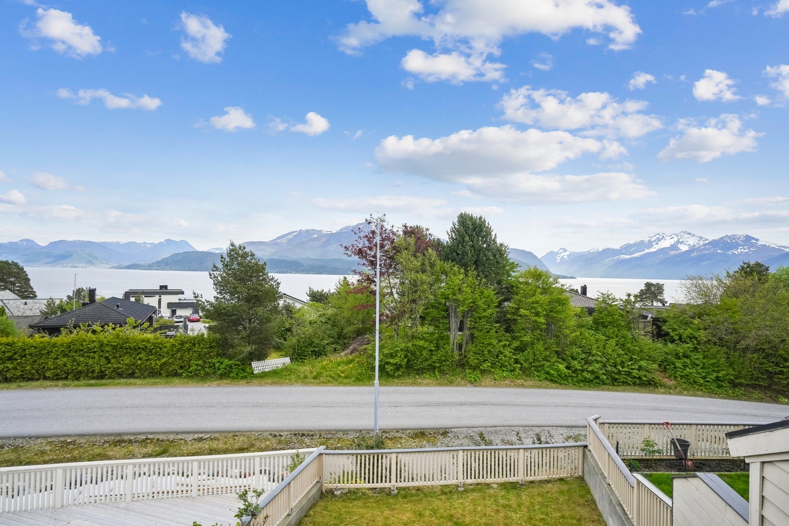 - og vakker utsikt mot Storfjorden og Sunnmørsalpene. Galleribilde