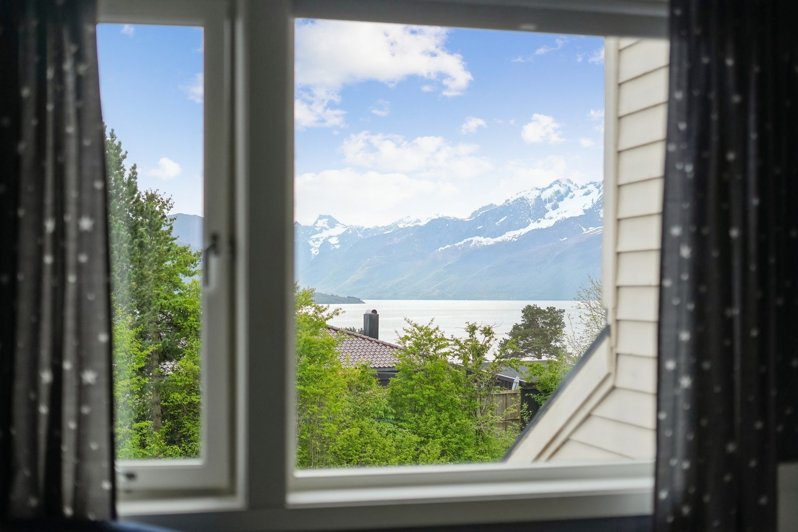 Upåklagelig utsikt fra soverommet mot Storfjorden og Sunnmørsalpene. Galleribilde