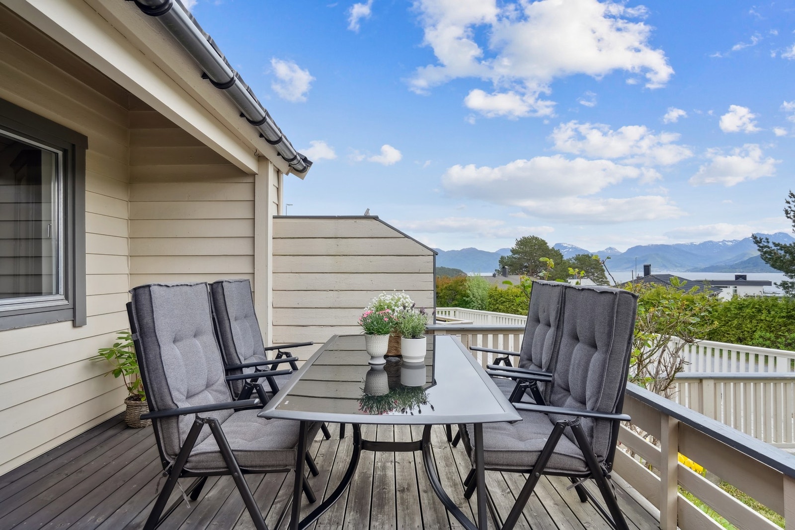 Herfra kan du nyte fin utsikt og meget gode solforhold. I 2020 ble det lagt nye terrassebord. Galleribilde