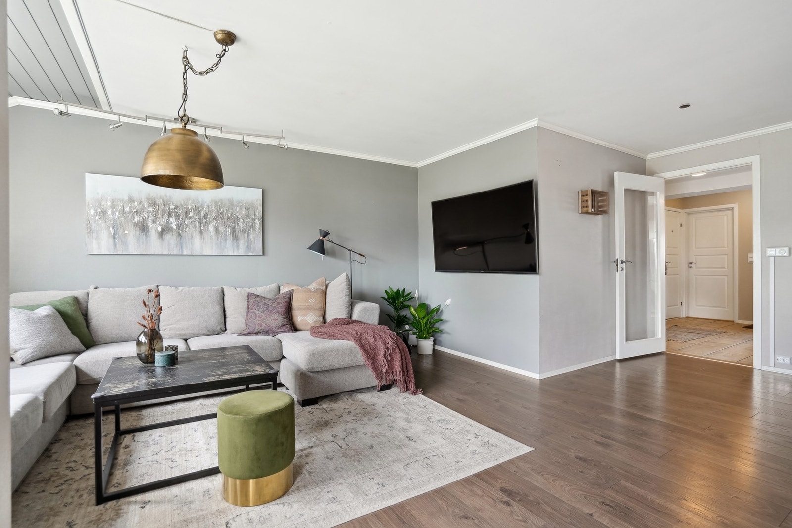 I stuen er det god plass til en stor sofagruppe med plass til hele familien. Galleribilde