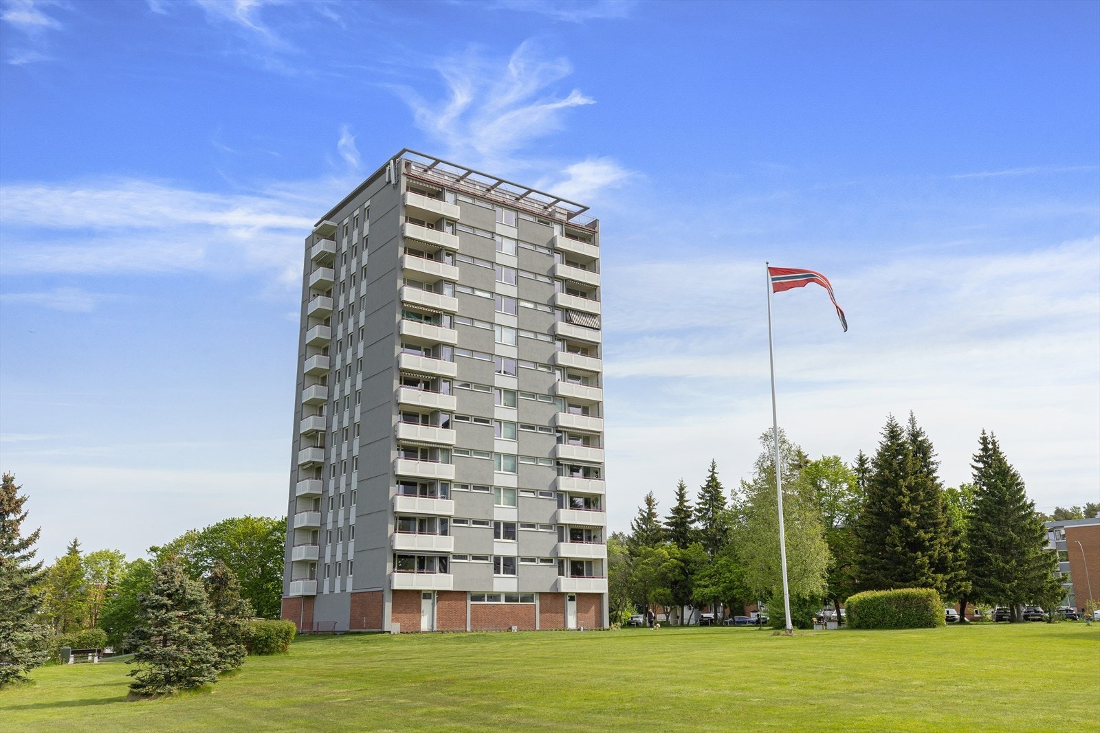 Manglerudvangen Brl. består av 502 leiligheter fordelt på 18 bygninger, hvorav 4 høyblokker og 14 lavblokker. Galleribilde