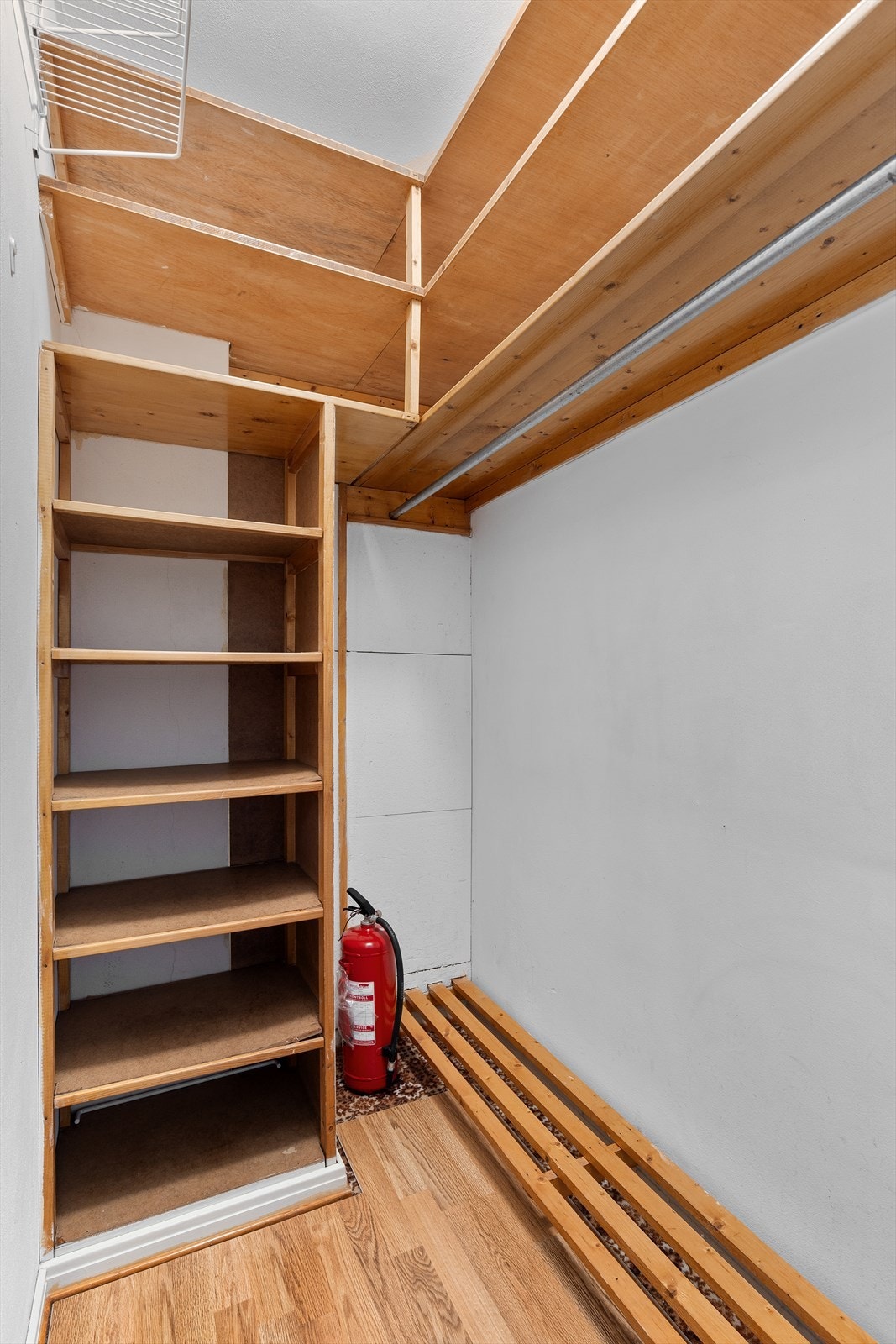 Inneboden/walk-in-closet har hyller og hengesystem til klær Galleribilde